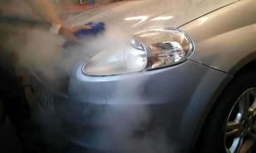 Samodzielne mycie auta – oszczędność, która się słabo opłaca