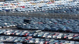 Na co zwrócić uwagę kupując używane auto? BIZNES, Motoryzacja - Zakup używanego auta nigdy nie należał do najprostszych czynności. Pół biedy, jeśli mamy jakieś pojęcie na temat motoryzacji lub podczas zakupu towarzyszy nam ktoś kto dysponuje odpowiednią wiedzą.