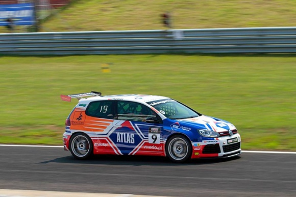 Rusza powakacyjna runda VW Castrol Cup BIZNES, Motoryzacja - W najbliższy weekend na czeskim torze Autodrom Most odbędzie się czwarta runda VW Castrol Cup. W wyścigu udział weźmie kierowca ATLAS Racing Team, Maciej Steinhof, który na półmetku sezonu jest najwyżej sklasyfikowanym Polakiem zajmując w rankingu generalnym 4.miejsce.