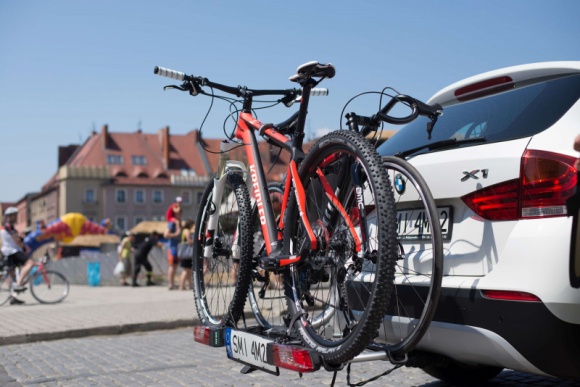 Taurus CarryOn – nowa jakość w transporcie rowerów BIZNES, Motoryzacja - Polska firma Taurus wprowadziła na rynek nową serię – montowanych na haku holowniczym – składanych bagażników CarryOn, dzięki którym można przewozić jednocześnie 2-3 rowery.