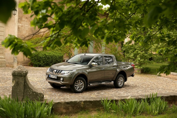 Z taśm produkcyjnych Mitsubishi Motors Thailand zjechał 4-milionowy egzemplarz BIZNES, Motoryzacja - Firma Mitsubishi Motors Corporation (MMC) podała, iż z taśm montażowych w zakładach Mitsubishi Motors Thailand (MMTh), czyli wyłącznego przedstawiciela i dystrybutora marki Mitsubishi w Tajlandii, zjechał czteromilionowy samochód.