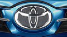 Toyota ponownie największym producentem samochodów na świecie BIZNES, Motoryzacja - Toyota Motor Corporation (TMC) opublikowała wyniki sprzedaży na świecie w 2015 roku. Firma po raz drugi z rzędu przekroczyła liczbę 10 milionów sprzedanych samochodów w ciągu roku i utrzymała pozycję lidera przemysłu motoryzacyjnego, zwiększając przewagę nad konkurencją.