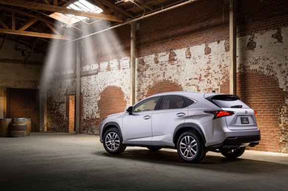 Lexus podsumowuje rok 2015 w Polsce BIZNES, Motoryzacja - To rok sukcesów, co potwierdzają liczby. Dokładnie 2591 sprzedanych samochodów co oznacza ponad 50% wzrost w stosunku do roku 2014. Obecny udział marki w rynku premium to 6,6%, o 1,3% wyższy niż w roku ubiegłym.