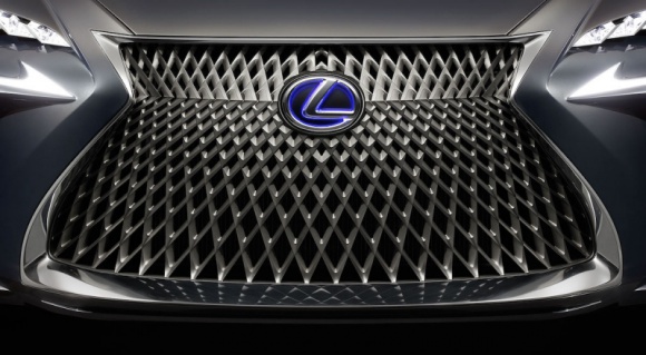 Lexus - znaki rozpoznawcze BIZNES, Motoryzacja - Co sprawia, że jesteśmy w stanie rozpoznać markę samochodu? To oczywiście linia nadwozia, kształty maski, czy reflektory. Jednak tym co w swoim założeniu ma pomóc identyfikować markę, to oczywiście jej logo.