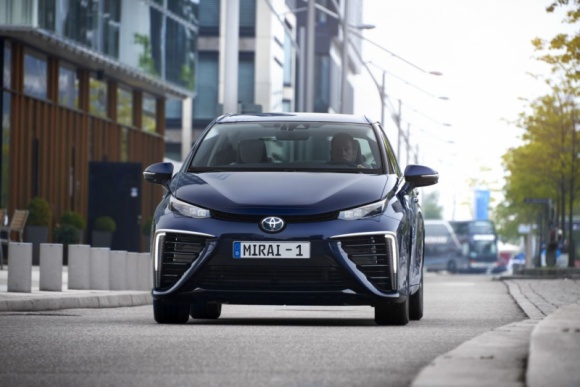 Toyota Mirai – 250 egzemplarzy w USA BIZNES, Motoryzacja - Amerykanie kupili 250 egzemplarzy Toyoty Mirai. Wodorowy sedan jest obecny na tym rynku od 7 miesięcy.