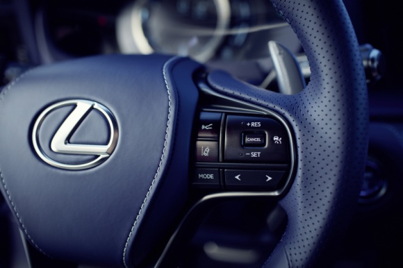 Nowy wymiar luksusu w modelu LC BIZNES, Motoryzacja - Wywiad z Tadao Mori, designerem marki i Koji Sato, głównym inżynierem Lexusa. Opowiadają o perfekcyjnym wykończeniu LC, wyjaśniając na czym polega japońska tradycja dbania o szczegóły.