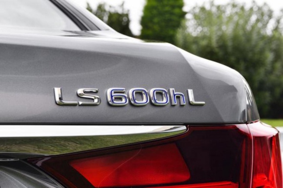 Czym jest i jak działa Climate Concierge w Lexusach? BIZNES, Motoryzacja - W 2012 roku wśród mnogości technologii jakie pojawiły się na pokładzie flagowego Lexus LS była jedna, którą dosłownie można było poczuć na własnej skórze. To system klimatyzacji zwany Lexus Climate Concierge.