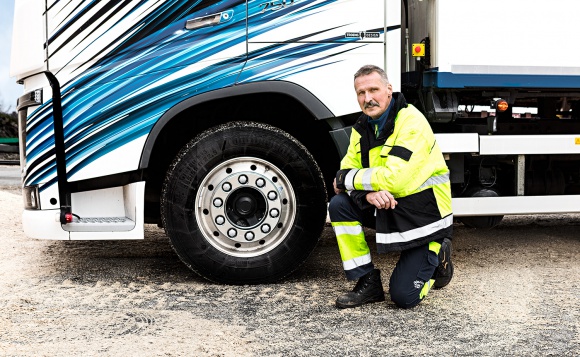 Opony dobrze przygotowane na zimę BIZNES, Motoryzacja - Continental na nadchodzący sezon rekomenduje montaż opon zimowych na wszystkie osie pojazdów. Takie wyposażenie samochodów ciężarowych pozwala skrócić drogę hamowania na śniegu nawet o 10 metrów.