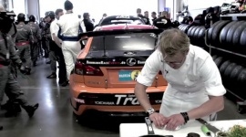 Jak przyrządzić perfekcyjnego steka według Lexusa? BIZNES, Motoryzacja - „Steka, co najmniej 200 g, oprószyć solą i pieprzem, dodać ulubione zioła, zawinąć w folię i umieścić na komorze silnika Lexusa IS F CCS-R. Piec przez co najmniej trzy okrążenia toru wyścigowego Nürburgring”.