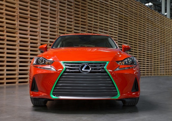 Najostrzejszy Lexus w historii – Sriracha IS BIZNES, Motoryzacja - Los Angeles Auto Show już jutro. Będzie gorąco, nawet bardzo. I jeszcze ostro. Wszystko za sprawą sportowego sedana IS i współpracy Lexusa z Huy Fong Foods – producenta sosu Sriracha.
