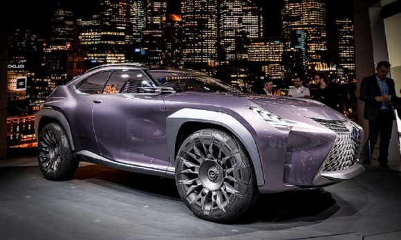 Lexus&Goodyear – tak należy projektować przyszłość motoryzacji BIZNES, Motoryzacja - Pamiętamy Lexusa na lodowych kołach. Na gigantycznych rzeźbach, autorstwa 4 utalentowanych rzemieślników z Hamilton Ice Sculptors, ustawiono NX-a, który ruszył w niezwykłym „ogumieniu” na londyńskie drogi.