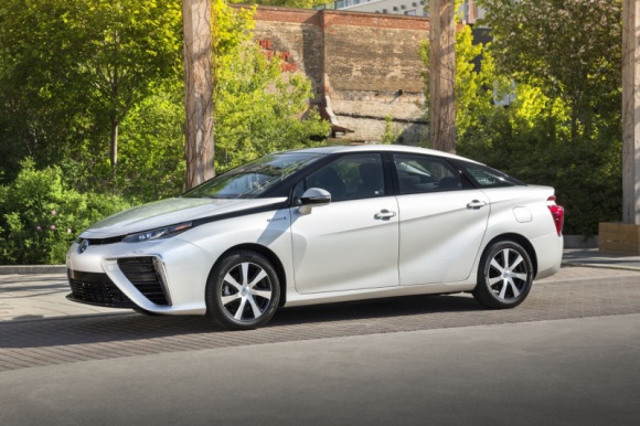 Toyota promuje wodorowego Mirai w Kanadzie BIZNES, Motoryzacja - W całej Kanadzie odbędzie się seria pokazów i testów 3 egzemplarzy Toyoty Mirai. W ten sposób Toyota zaprezentuje swoją nową technologię napędową w kolejnym kraju zainteresowanym rozwojem zrównoważonego transportu.