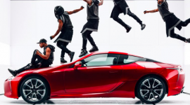 „Człowiek i Maszyna” - reklama Lexusa LC 500 na tegoroczne Super Bowl BIZNES, Motoryzacja - Mięśnie, ryk silnika V8 i głośny, dynamiczny beat. Ludzkie kształty i ruch ciał, które doskonale współgrają w sylwetkę LC 500, tworząc niezwykły performance.
