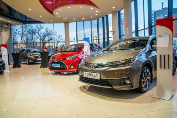 Toyota Romanowski – nowy salon w Krakowie BIZNES, Motoryzacja - Toyota ma nowy salon samochodowy w Krakowie. Otworzyła go firma Toyota Romanowski, do której należą również salony Toyoty w Kielcach i Radomiu, a także salon Lexusa w Krakowie. Nowe centrum sprzedaży znajduje się przy ulicy Bora Komorowskiego.