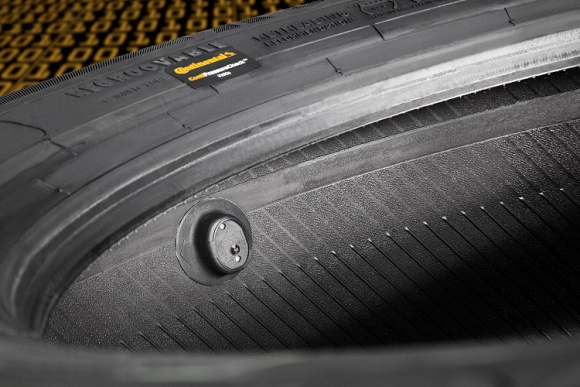 Continental iTyre – pełna kontrola nad ciśnieniem BIZNES, Motoryzacja - Continental, producent opon i wiodący dostawca rozwiązań dla przemysłu motoryzacyjnego, uzupełnił gamę inteligentnego ogumienia z czujnikami ContiPressureCheck o kolejne rozmiary. Continental iTyre dostępne są teraz w 32 rozmiarach, a ich oferta będzie nadal poszerzana.