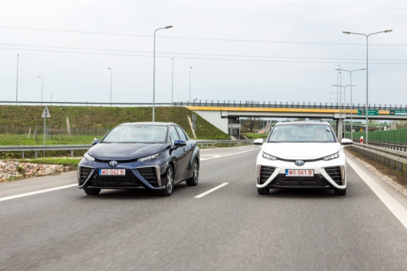 Lekarstwo na smog BIZNES, Motoryzacja - Jeszcze niedawno traktowaliśmy smog jako zjawisko trapiące mieszkańców odległych metropolii takich jak Londyn czy Pekin. Dziś już wiemy, że dotyczy ono również Polaków, i to zarówno mieszkających w wielkich miastach, jak i małych miejscowościach. Jak się od niego uwolnić?