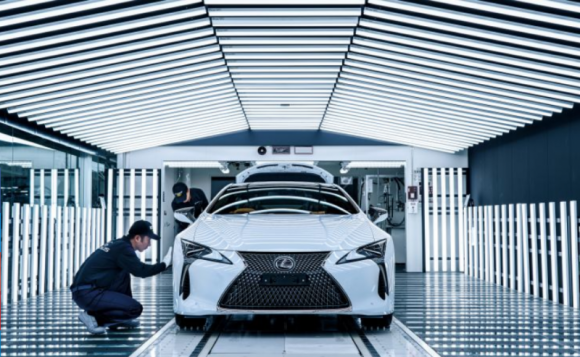 Fabryka Motomachi, dom supersamochodu LFA, produkuje Lexusa LC BIZNES, Motoryzacja - Miejsce to radykalnie różni się od standardowej fabryki aut, bo przypomina bardziej warsztat dla samochodów wyścigowych. Sterylnie biała linia montażowa, od podłogi do sufitu, tworzy otoczenie, w którym skupienie się na pracy nie stanowi problemu.