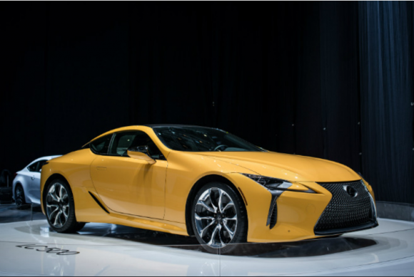 Lexus LC z nagrodą Production Car Design of the Year 2016 BIZNES, Motoryzacja - Dwudziestoosobowe jury, w skład którego wchodzą najznakomitsi projektanci samochodów, przedstawiciele firm motoryzacyjnych i dostawcy, wybrało luksusowe coupe z shortlisty, przygotowanej przez Car Design News, organizatora konkursu.