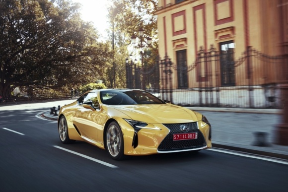 Lexus LC już w tym miesiącu u dealerów w USA BIZNES, Motoryzacja - Jak podaje portal Lexus Enthusiast, jeszcze w tym miesiącu pierwsi nabywcy wyjadą z amerykańskich salonów swoimi nowymi Lexusami LC.