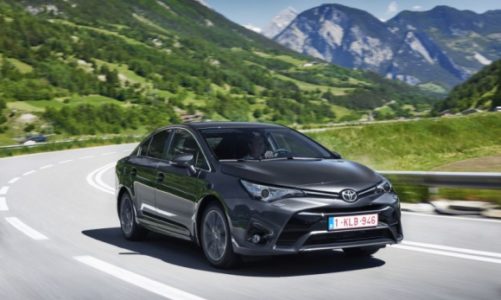 Ile kosztuje benzynowy sedan segmentu D – oferta popularnych w Polsce marek
