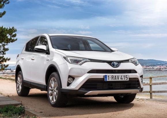 Na którym benzynowym SUV-ie stracisz najmniej? Przegląd polskiego rynku BIZNES, Motoryzacja - Nowe dane przedstawione przez KPMG pokazują, że rynek SUV-ów cieszy się niezmiennym zaufaniem, rosnąc rok do roku o ponad 30 proc.