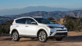 Toyota RAV4 podbija amerykański rynek BIZNES, Motoryzacja - Toyota zanotowała na amerykańskim rynku w trzecim kwartale bardzo dobre wyniki sprzedaży, w znacznym stopniu zawdzięczając to ogromnej popularności Toyoty RAV4, która osiągnęła w tym okresie kilkudziesięcioprocentowe miesięczne wzrosty.