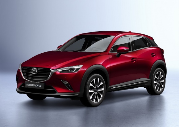 Rozpoczęcie sprzedaży Mazdy CX-3 2018 BIZNES, Motoryzacja - Mazda Motor Poland rozpoczęła przyjmowanie zamówień na Mazdę CX-3 po zmianach modelowych na 2018 r. Odnowiony konstrukcyjnie model ma poprawiony design, zawiera ulepszenia w układzie przeniesienia napędu oraz usprawnienia w zakresie ergonomii i bezpieczeństwa.