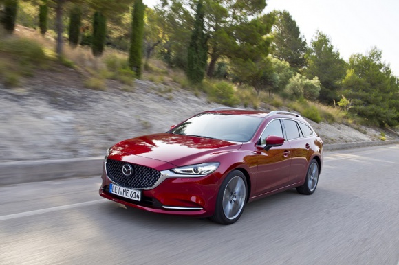Dojrzała, elegancka, dystyngowana: Nowa Mazda6 BIZNES, Motoryzacja - Nowa Mazda6 zarówno w wersji Sedan, jak i Sport Kombi wyposażona została w kompleksową paletę przemyślanych zmiani udoskonaleń, które potwierdzają czołową pozycję tego modelu w gamie samochodów marki.