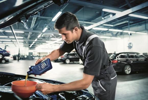 Shell pozostaje rekomendowanym dostawcą olejów silnikowych dla BMW BIZNES, Motoryzacja - Oleje silnikowe Shell klasy premium będą stosowane w autoryzowanych serwisach BMW do końca 2022 roku.