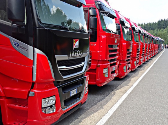 Za ile pracować za kółkiem? BIZNES, Motoryzacja - Od 5 do 8,5 tysiąca PLN na rękę. Tyle może zarobić kierowca ciężarówki w polskim przedsiębiorstwie transportowym.