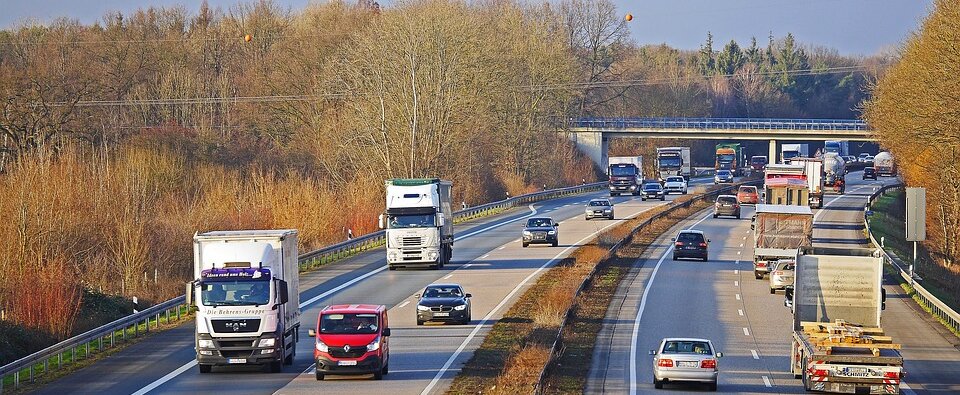 Zadyszka na finiszu, czyli kondycja polskiego transportu drogowego , - W 2018 r. ponad 30 tysięcy firm transportowych w Polsce przewiozło o 18% więcej towarów niż w roku poprzednim, a sprzedaż ich usług wzrosła o blisko 13%. Dane prezentują się imponująco. Jednak branża transportu ciężkiego będzie mieć teraz bardziej pod górkę niż w ubiegłych latach. Dlaczego? O ile pozycja lidera w zakresie międzynarodowych przewozów drogowych w najbliższym czasie nie jest zagrożona, to rodzimi przewoźnicy muszą się przygotować na wyzwania – te już znane i zupełnie nowe, generujące niepewność i niepokój. Sprawdzamy, jaka jest kondycja polskich przedsiębiorstw, świadczących usługi transportu towarów do i z krajów Unii Europejskiej?