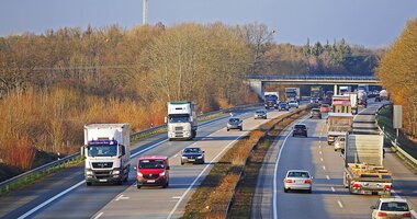 Zadyszka na finiszu, czyli kondycja polskiego transportu drogowego , - W 2018 r. ponad 30 tysięcy firm transportowych w Polsce przewiozło o 18% więcej towarów niż w roku poprzednim, a sprzedaż ich usług wzrosła o blisko 13%. Dane prezentują się imponująco. Jednak branża transportu ciężkiego będzie mieć teraz bardziej pod górkę niż w ubiegłych latach. Dlaczego? O ile pozycja lidera w zakresie międzynarodowych przewozów drogowych w najbliższym czasie nie jest zagrożona, to rodzimi przewoźnicy muszą się przygotować na wyzwania – te już znane i zupełnie nowe, generujące niepewność i niepokój. Sprawdzamy, jaka jest kondycja polskich przedsiębiorstw, świadczących usługi transportu towarów do i z krajów Unii Europejskiej?