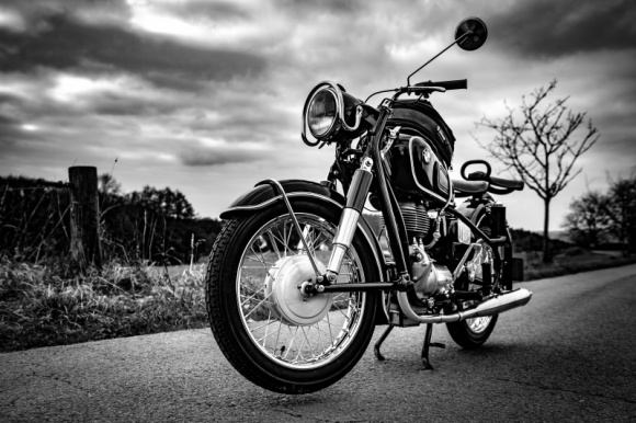 Wilczy Zlot w Koninie z szansą na światowy Rekord Guinnessa w paleniu gumy BIZNES, Motoryzacja - To będzie naprawdę ostre i konkretne wydarzenie! Jeśli jesteś fanem szybkiej jazdy bez trzymanki, lubisz motory i zapach palonej gumy – wpadnij koniecznie na Trzeci Wilczy Zlot, który odbędzie się między 10 a 12 maja 2019 roku na terenie Ośrodka Wypoczynkowego w Koninie.