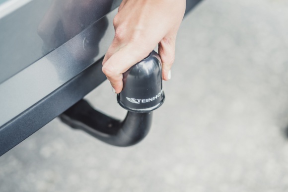 Hak holowniczy - nowy czy używany? BIZNES, Motoryzacja - Kierowca, który staje przed decyzją o zakupie haka holowniczego ma przed sobą wiele dylematów. Rynek oferuje wiele rozwiązań. W internecie znajdziemy również oferty z używanymi hakami, w bardzo przystępnej cenie. Czy zakup takiego haka jest bezpieczny?