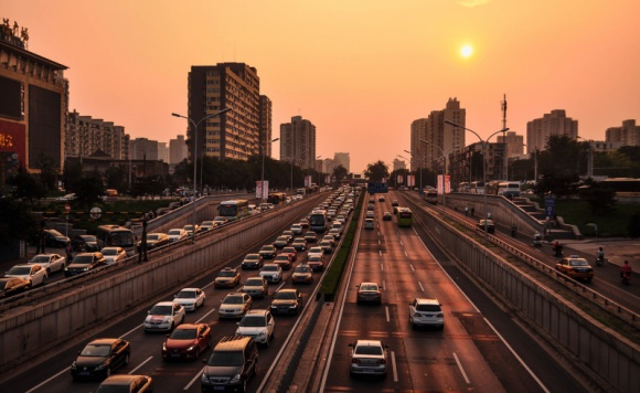Kryzys motoryzacyjny w Chinach? Nie na rynku aut premium BIZNES, Motoryzacja - Największy na świecie rynek samochodowy zwalnia. Marzec był 9. miesiącem z rzędu, w którym w Chinach zanotowano spadek sprzedaży aut. Ale chiński rynek nie kurczy się równo. Segment samochodów premium ma się w tym kraju lepiej niż dobrze.