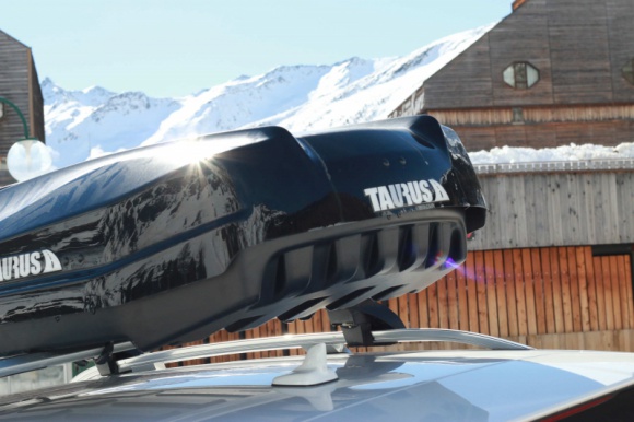 Taurus Strike 440 – nowe boxy dachowe polskiej marki BIZNES, Motoryzacja - Na rynku pojawiły się nowe boxy dachowe polskiej firmy Taurus. Modele Taurus Strike 440 wyróżniają się aerodynamiczną konstrukcją, unikalnym designem oraz rozwiązaniami technologicznymi, które zapewniają odpowiedni poziom komfortu i bezpieczeństwa.
