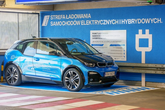 Elektromobilność w Galerii Krakowskiej BIZNES, Motoryzacja - Na parkingu Galerii Krakowskiej uruchomiona została właśnie pierwsza bezpłatna stacja ładowania samochodów elektrycznych i hybrydowych pod szyldem BMW w Małopolsce.