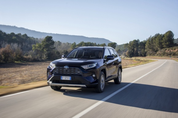 Hybrydowe SUV-y i crossovery: największe przeboje polskiego rynku BIZNES, Motoryzacja - Tak dużych wzrostów sprzedaży nie notuje żaden inny rodzaj aut – moda na SUV-y i crossovery zapanowała na dobre. Modele z podwyższonym zawieszeniem sprzedają się świetnie w każdym rozmiarze.