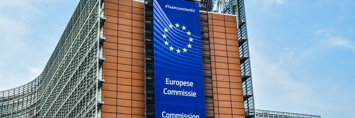 Ważne dla Polski nowe stanowisko Komisji Europejskiej , - Odpowiedź Komisji Europejskiej na ostatnie głosowanie Parlamentu Europejskiego w sprawie pakietu mobilności to światełko w tunelu dla polskich przewoźników. Dlaczego? Daje nadzieję, że przynajmniej część przegłosowanych poprawek do obecnego kształtu nowych zasad, wedle których miałby funkcjonować transport drogowy w krajach Wspólnoty, będzie zmienione. KE wskazuje bowiem, że konieczna jest korekta dokumentu, który w Brukseli czeka na przegłosowanie przez członków Rady UE. Co dalej?
