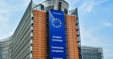 Ważne dla Polski nowe stanowisko Komisji Europejskiej , - Odpowiedź Komisji Europejskiej na ostatnie głosowanie Parlamentu Europejskiego w sprawie pakietu mobilności to światełko w tunelu dla polskich przewoźników. Dlaczego? Daje nadzieję, że przynajmniej część przegłosowanych poprawek do obecnego kształtu nowych zasad, wedle których miałby funkcjonować transport drogowy w krajach Wspólnoty, będzie zmienione. KE wskazuje bowiem, że konieczna jest korekta dokumentu, który w Brukseli czeka na przegłosowanie przez członków Rady UE. Co dalej?