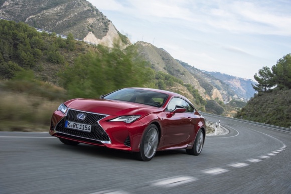Lexus liderem w rankingu wartości samochodów J.D. Power Resale Value Awards BIZNES, Motoryzacja - Lexus jest producentem największej liczby aut, które wyjątkowo dobrze radzą sobie z próbą czasu - pokazuje najnowsze amerykańskie badanie 2019 J.D. Power Resale Value Awards. Aż sześć modeli japońskiej marki najmniej traci na wartości w swoich segmentach.