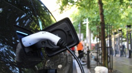 Elektromobilość, a zachowania konsumenckie BIZNES, Motoryzacja - Czy rosnąca popularność samochodów elektrycznych wpływa na proces nabywania pojazdów przez klientów?
