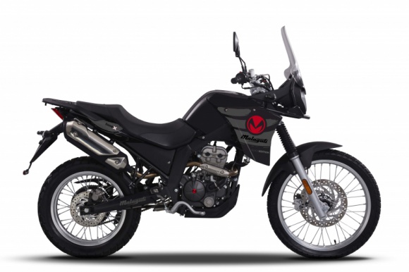 Polska premiera włoskiego motocykla Malaguti Dune X 125 BIZNES, Motoryzacja - Firma 4cv Moto wprowadza do swojej oferty nowy model Malaguti - Dune X 125. To następca najpopularniejszego w 2019 modelu tej klasy, Dune 125 ze wzmocnionym zawieszeniem terenowym, który tak samo jak swój poprzednik nie wymaga uprawnień na motocykl.
