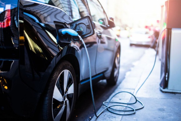 Samorządy na drodze do elektromobilności: dyskusja w cieniu kryzysu BIZNES, Motoryzacja - Epidemia koronawirusa odbiła się na gospodarkach krajowych i lokalnych. Mimo to KE ogłosiła, że nie zamierza przesuwać terminu ograniczania emisji CO2. Polskie samorządy, m.in. Gorzów, Wrocław czy Bydgoszcz rozpoczęły właśnie konsultacje w sprawie elektromobilności.