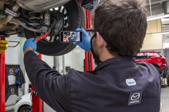 Polskie stacje serwisowe Mazdy z innowacyjną usługą SkyVIDEO BIZNES, Motoryzacja - Usługa SkyVIDEO pozwala Klientom na w pełni bezpieczną, całkowicie zdalną weryfikację rekomendowanych usług serwisowych w salonach Mazdy.