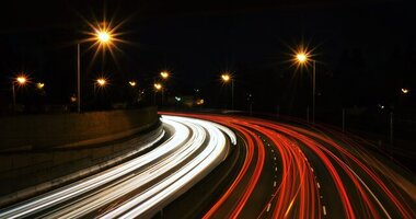 Polska branża transportowa wraca do równowagi: Raport INELO i E100 , - Według nowych danych systemu telematycznego GBOX oraz sieci E100 stopniowo zwiększa się liczba kilometrów pokonywanych przez polskich przewoźników na trasach na południe Europy – na przykład w Hiszpanii natężenie ruchu wzrosło do poziomu 77 proc. w porównaniu do marca, gdyż w kwietniu nastąpił znaczący spadek. Notuje się też wyraźny wzrost w tankowaniu paliwa w Niemczech - w maju nawet do ponad 122 proc. w stosunku do wyników z początku marca 2020 roku. Na wzmożony ruch wskazują także opłaty drogowe. Biznes przewozowy powoli wraca na właściwe tory, o czym może świadczyć między innymi stabilizowanie się wymiany handlowej z naszym sąsiadem zza Odry, Francją oraz Włochami.