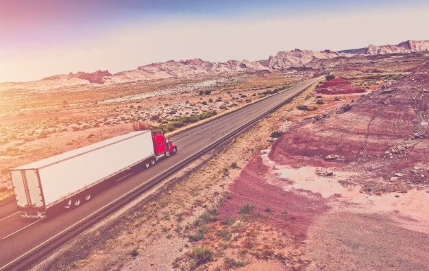 Spirala opóźnionych płatności hamuje polski transport – jak sobie z nią poradzić? , - Według danych Rejestru Dłużników BIG InfoMonitor oraz BIK na koniec III kw. 2019, całkowite przeterminowane zadłużenie firm transportowych wynosiło 1,514 mld zł. Liczba firm transportowych z opóźnionymi o co najmniej 30 dni zaległościami na kwotę minimum 500 zł, wzrosła w ciągu roku o 10,6 proc. Aż 9,1 proc. przedsiębiorstw w tym sektorze ma zaległości w regulowaniu faktur czy spłacie kredytu. To najwyższy odsetek spośród wszystkich sektorów gospodarki. Pierwsza połowa 2020 roku stała pod znakiem pandemii koronawirusa, która przyczyniła się do przestojów w sektorze transportowym, co zapewne nie wpłynie pozytywnie na kondycję transportu. Skąd bierze się tendencja do zadłużenia w tej branży? Jak radzić sobie z egzekwowaniem zaległości od zleceniodawców? Jakie narzędzia mogą nam pomóc? Na te pytania odpowie Tomasz Czyż, ekspert GBOX Grupy INELO oraz oraz Dariusz Łupiński, ekspert Intrum.