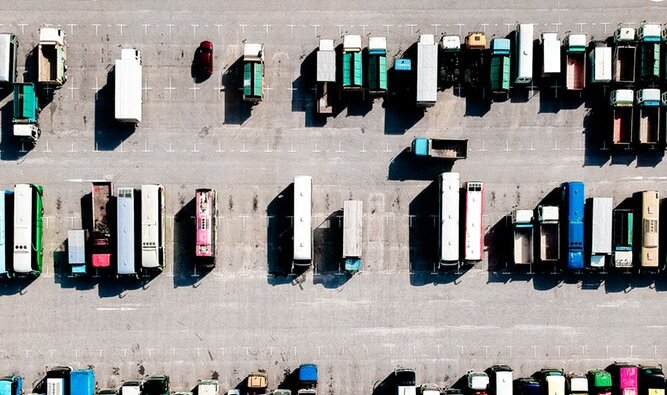 Jak rozwijać swoje przedsiębiorstwo transportowe w 2020 roku? , - Pierwsze dwa kwartały 2020 roku pokazały, że cyfryzacja oraz dywersyfikacja małych i średnich firm jest kluczowa, by utrzymać swoją pozycję na rynku. Możliwość zautomatyzowania wielu procesów potrzebnych do zarządzania przedsiębiorstwem transportowym w dobie pandemii okazała się szczególnie cenna. Wiele firm przekonało się też, że ukierunkowanie swojego biznesu wyłącznie na jedną branżę też może być zagrożeniem. Przykładem może być sytuacja związania z przemysłem samochodowym. Jak wskazał Polski Instytut Ekonomiczny (PIE) motoryzacja jest szczególnie podatna na zmiany koniunktury gospodarczej – wielu przewoźników obsługujących sektor automotive musiało zupełnie zawiesić swoją działalność na czas lockdownu. Zmiana profilu swojego przedsiębiorstwa, rozszerzenie portfolio czy optymalizacja firmy poprzez cyfryzację, to inwestycje, które w niedalekiej przyszłości czekają wielu przewoźników, w szczególności w dobie niedawno przyjętego pakietu mobilności, czy Green Deal, czyli przepisów, które mogą zupełnie zmienić rynek transportu drogowego. Eksperci Grupy INELO podpowiadają, od czego zacząć rozwój i inwestycję w przedsiębiorstwo transportowe, a specjaliści ze ZFPF (Związku Firm Pośrednictwa Finansowego) postarają się znaleźć odpowiednie finansowanie dla firm w 2020 roku.