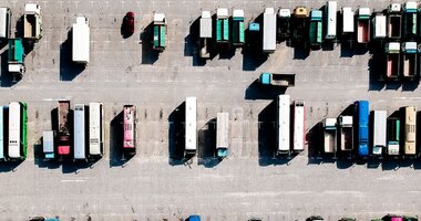 Jak rozwijać swoje przedsiębiorstwo transportowe w 2020 roku? , - Pierwsze dwa kwartały 2020 roku pokazały, że cyfryzacja oraz dywersyfikacja małych i średnich firm jest kluczowa, by utrzymać swoją pozycję na rynku. Możliwość zautomatyzowania wielu procesów potrzebnych do zarządzania przedsiębiorstwem transportowym w dobie pandemii okazała się szczególnie cenna. Wiele firm przekonało się też, że ukierunkowanie swojego biznesu wyłącznie na jedną branżę też może być zagrożeniem. Przykładem może być sytuacja związania z przemysłem samochodowym. Jak wskazał Polski Instytut Ekonomiczny (PIE) motoryzacja jest szczególnie podatna na zmiany koniunktury gospodarczej – wielu przewoźników obsługujących sektor automotive musiało zupełnie zawiesić swoją działalność na czas lockdownu. Zmiana profilu swojego przedsiębiorstwa, rozszerzenie portfolio czy optymalizacja firmy poprzez cyfryzację, to inwestycje, które w niedalekiej przyszłości czekają wielu przewoźników, w szczególności w dobie niedawno przyjętego pakietu mobilności, czy Green Deal, czyli przepisów, które mogą zupełnie zmienić rynek transportu drogowego. Eksperci Grupy INELO podpowiadają, od czego zacząć rozwój i inwestycję w przedsiębiorstwo transportowe, a specjaliści ze ZFPF (Związku Firm Pośrednictwa Finansowego) postarają się znaleźć odpowiednie finansowanie dla firm w 2020 roku.