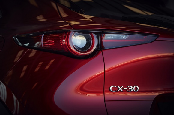 W rok od debiutu w salonach Mazda CX-30 drugim najchętniej wybieranym modelem ma BIZNES, Motoryzacja - Dostępny od września 2019 r. kompaktowy SUV trafił już do ponad 2 tys. klientów w Polsce